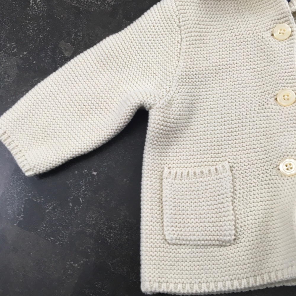 Gap baby unisex cream knit cardigan sweater - Picture 2 of 7